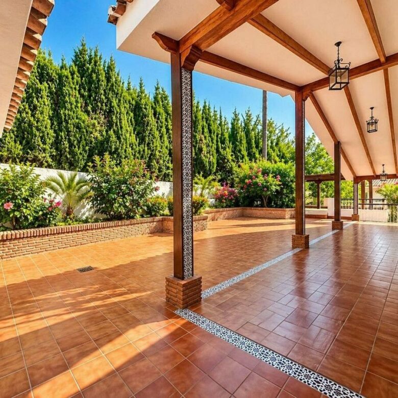 Single-level villa with pool to renovate in Rio Real, Marbella East