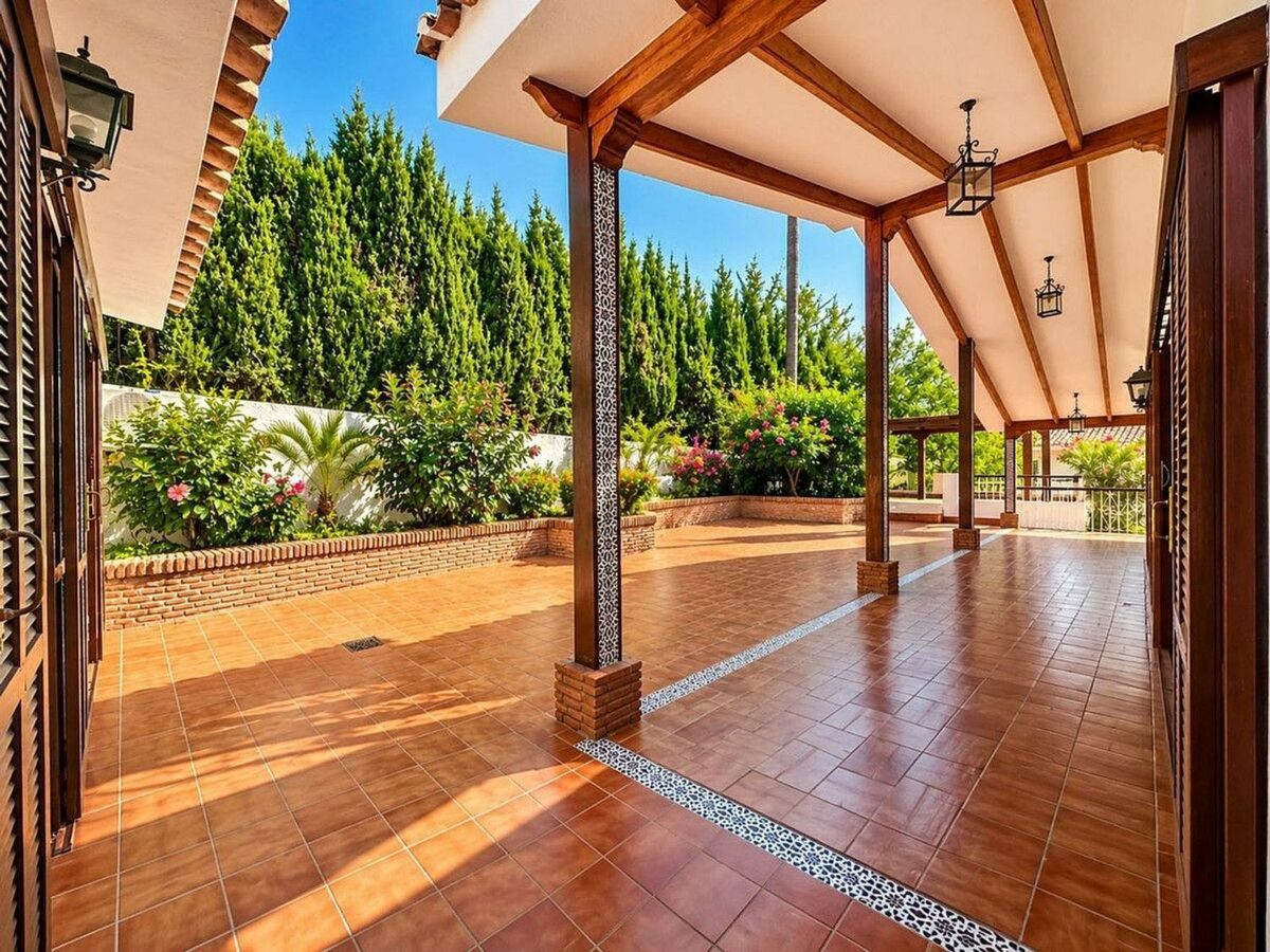 Single-level villa with pool to renovate in Rio Real, Marbella East