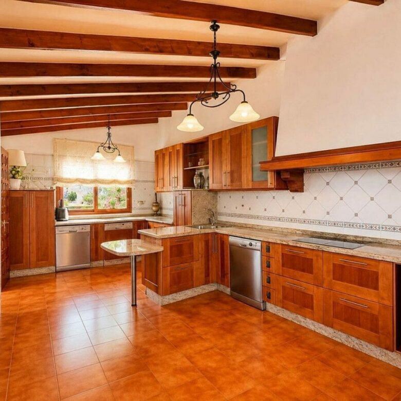 Single-level villa with pool to renovate in Rio Real, Marbella East