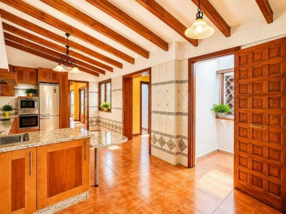 Single-level villa with pool to renovate in Rio Real, Marbella East