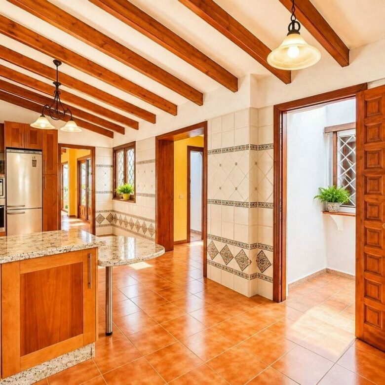 Single-level villa with pool to renovate in Rio Real, Marbella East