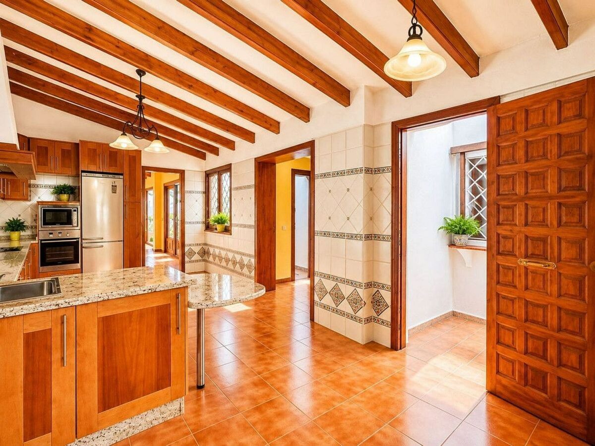 Single-level villa with pool to renovate in Rio Real, Marbella East