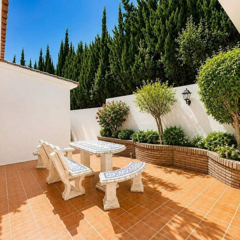 Single-level villa with pool to renovate in Rio Real, Marbella East