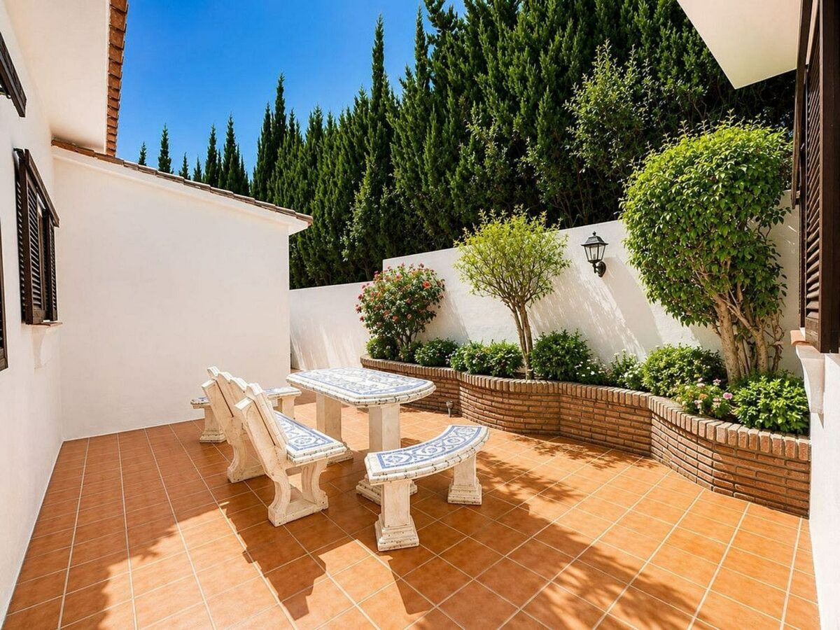 Single-level villa with pool to renovate in Rio Real, Marbella East