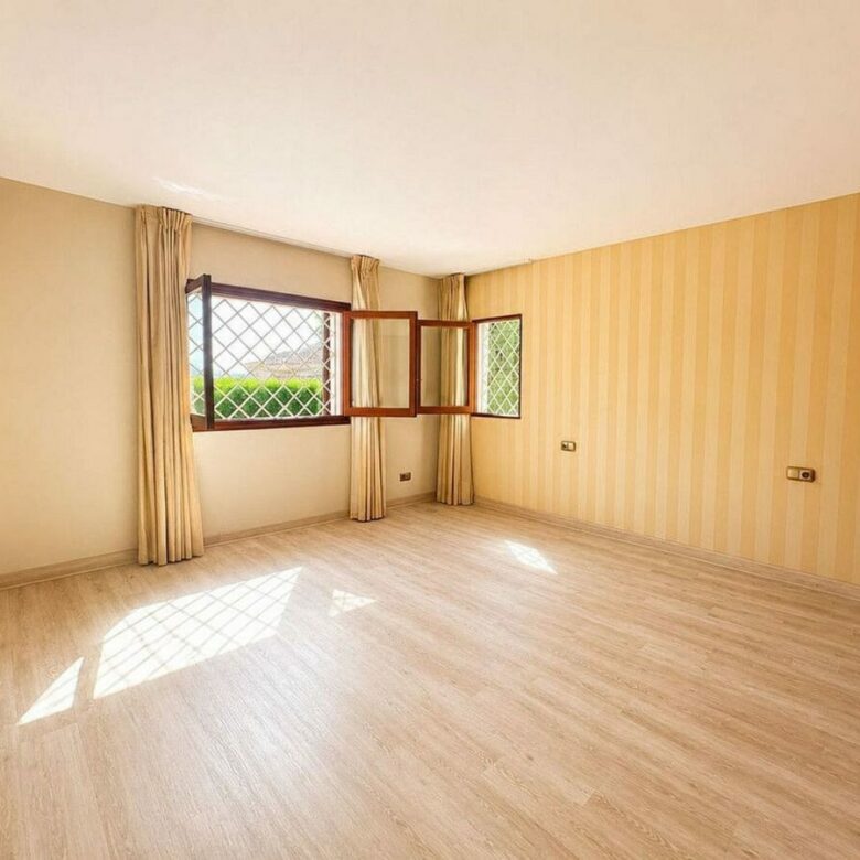 Single-level villa with pool to renovate in Rio Real, Marbella East