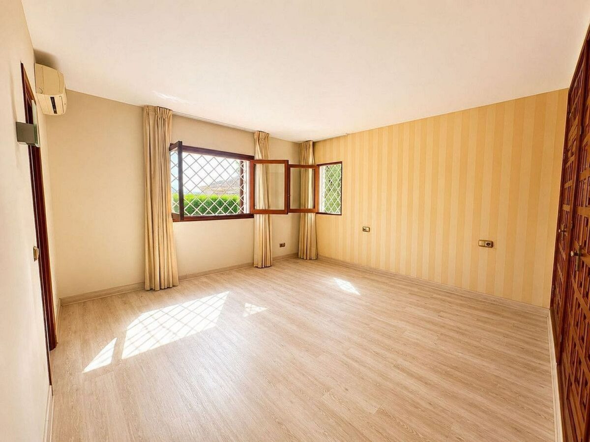 Single-level villa with pool to renovate in Rio Real, Marbella East