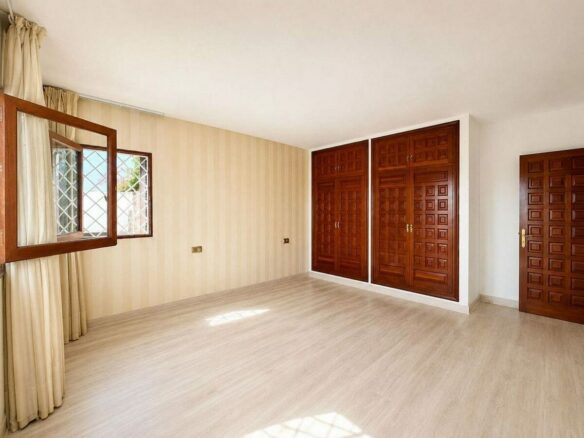 Single-level villa with pool to renovate in Rio Real, Marbella East