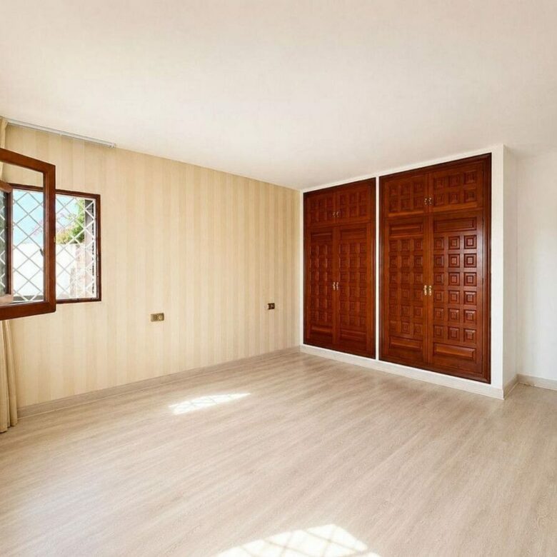 Single-level villa with pool to renovate in Rio Real, Marbella East