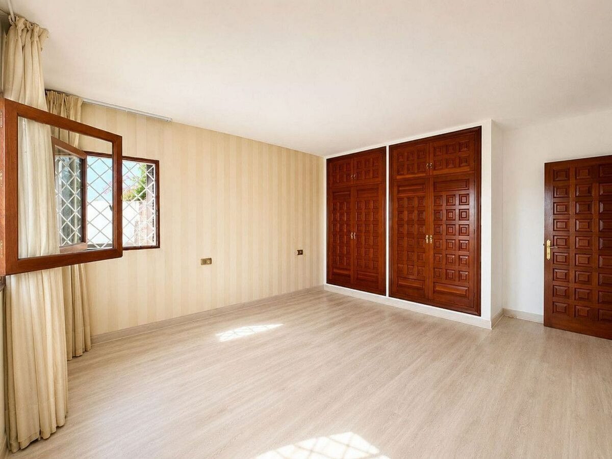 Single-level villa with pool to renovate in Rio Real, Marbella East