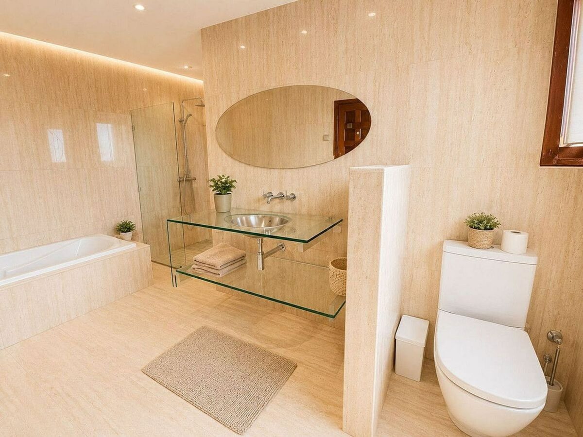 Single-level villa with pool to renovate in Rio Real, Marbella East