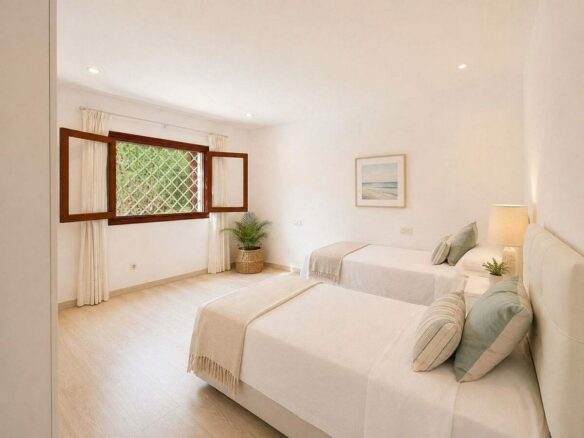 Single-level villa with pool to renovate in Rio Real, Marbella East