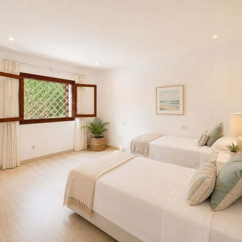 Single-level villa with pool to renovate in Rio Real, Marbella East