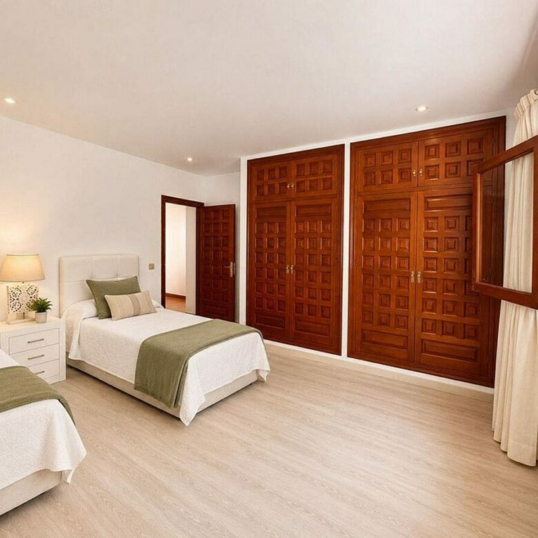 Single-level villa with pool to renovate in Rio Real, Marbella East