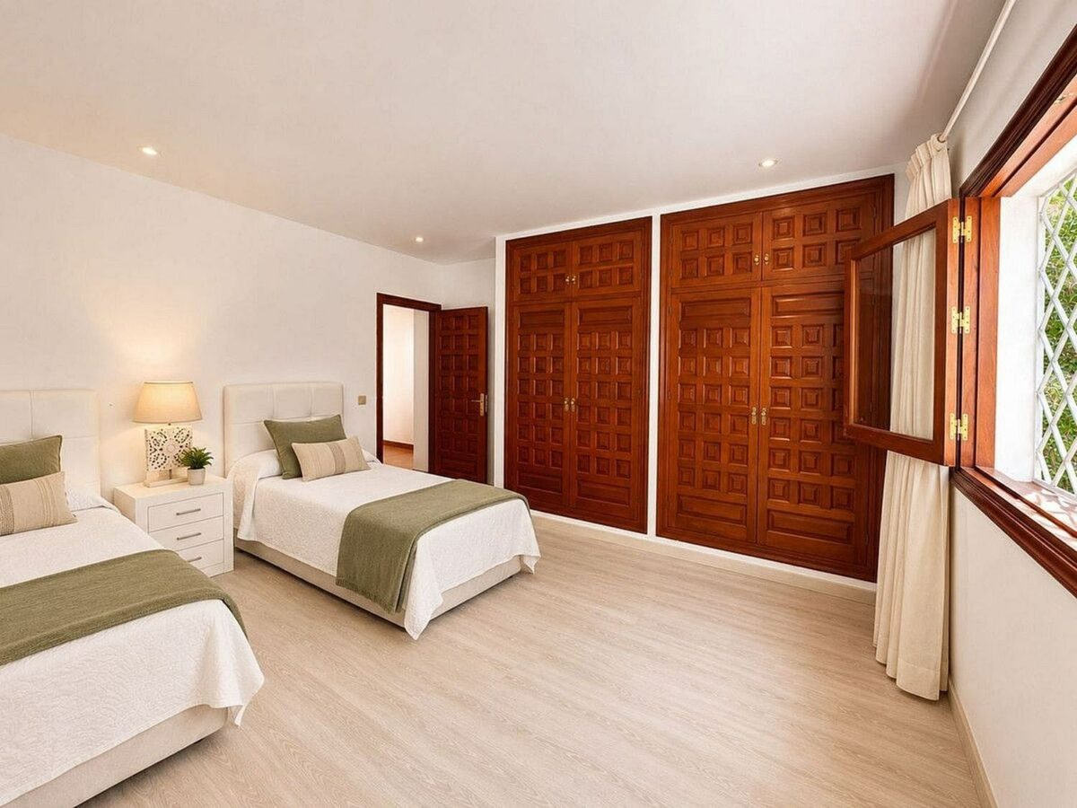 Single-level villa with pool to renovate in Rio Real, Marbella East