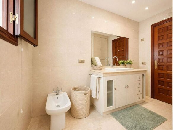 Single-level villa with pool to renovate in Rio Real, Marbella East