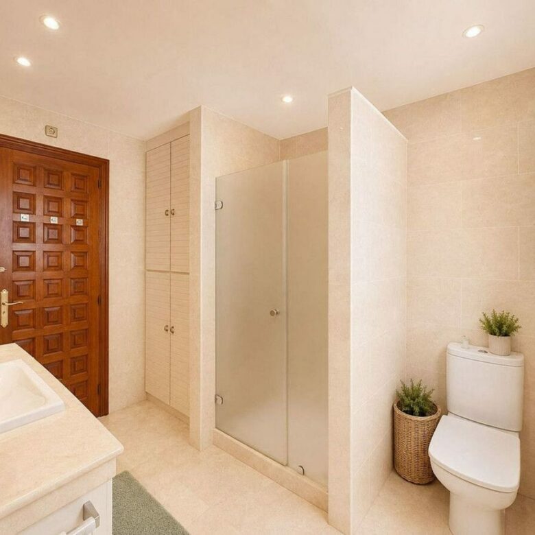 Single-level villa with pool to renovate in Rio Real, Marbella East