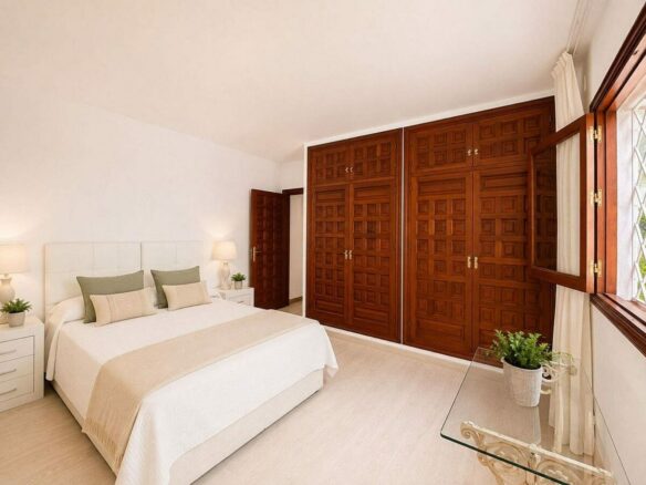 Single-level villa with pool to renovate in Rio Real, Marbella East