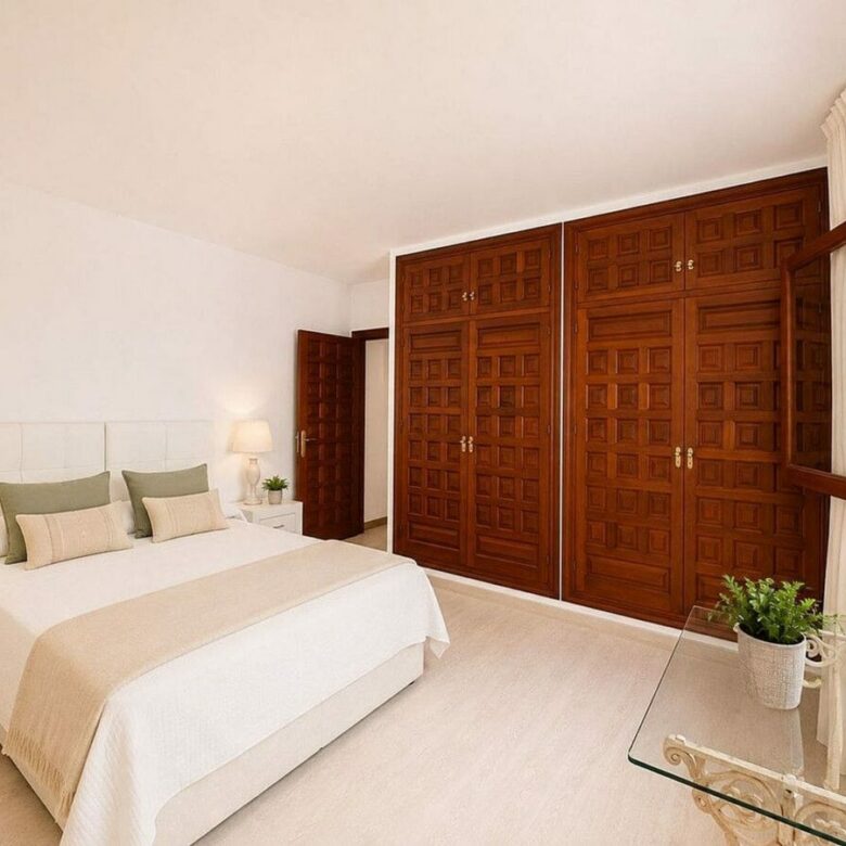 Single-level villa with pool to renovate in Rio Real, Marbella East