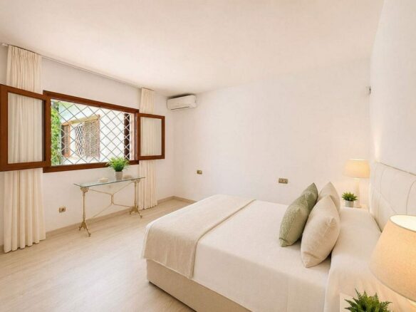 Single-level villa with pool to renovate in Rio Real, Marbella East