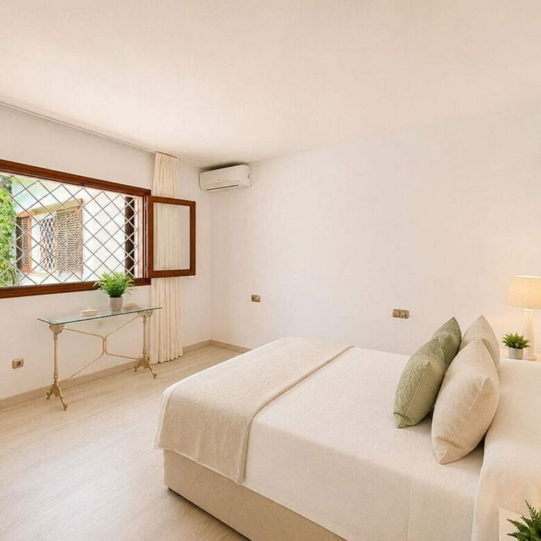 Single-level villa with pool to renovate in Rio Real, Marbella East