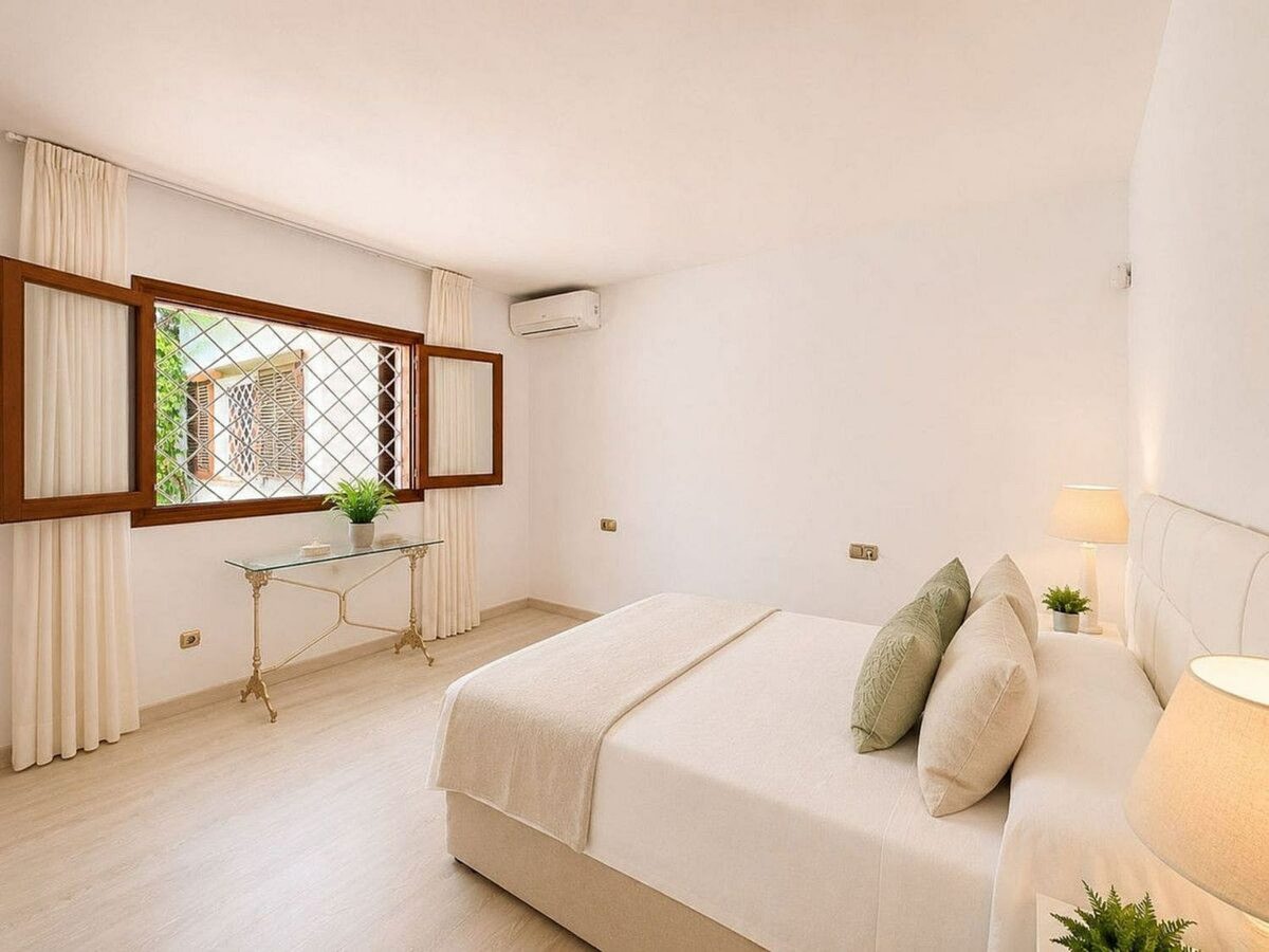 Single-level villa with pool to renovate in Rio Real, Marbella East