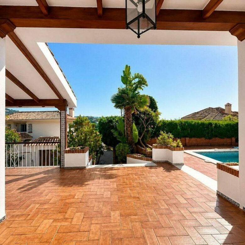 Single-level villa with pool to renovate in Rio Real, Marbella East