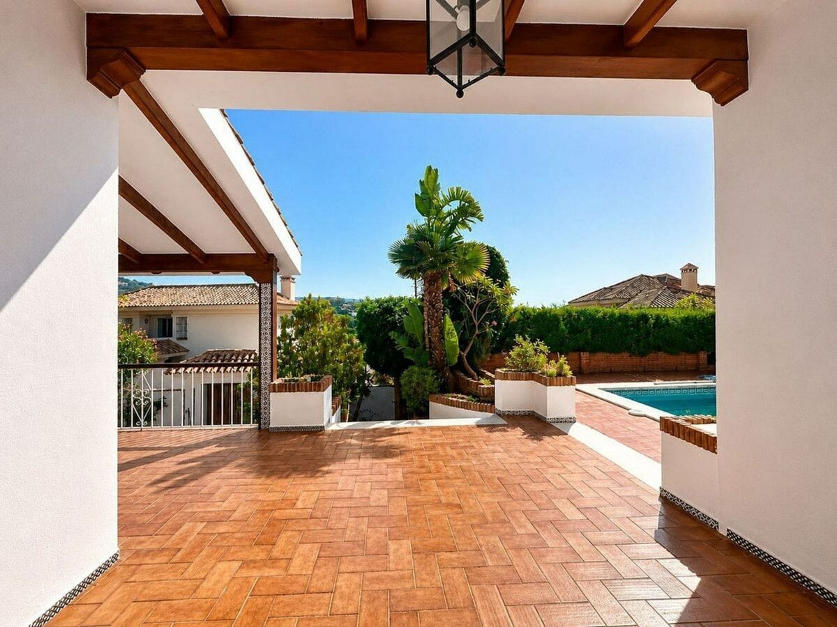 Single-level villa with pool to renovate in Rio Real, Marbella East