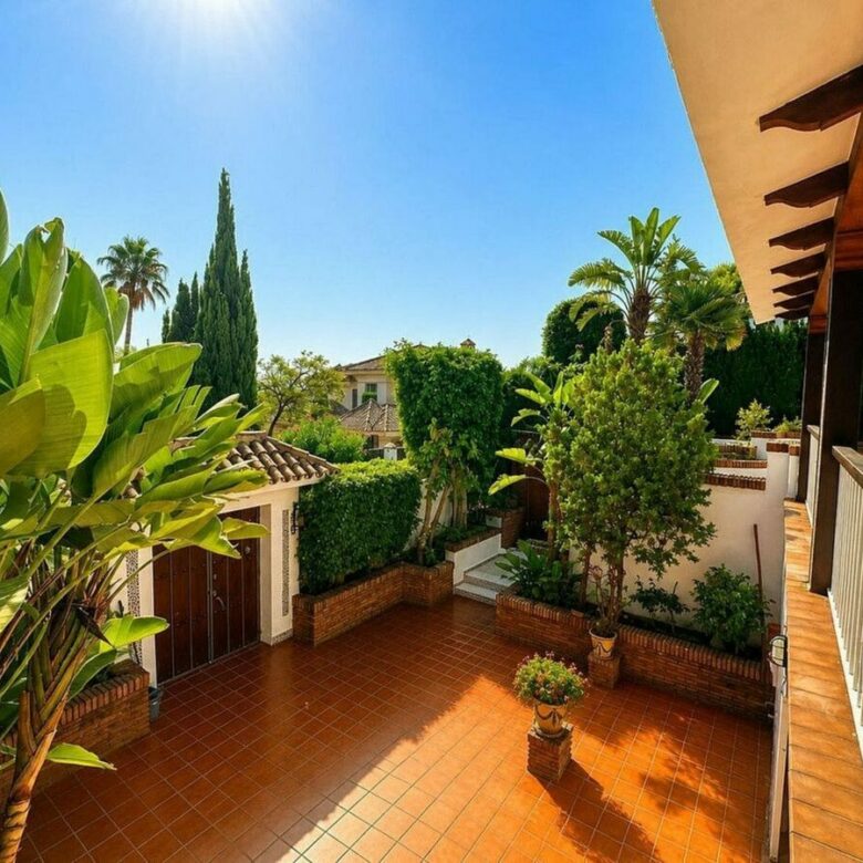 Single-level villa with pool to renovate in Rio Real, Marbella East