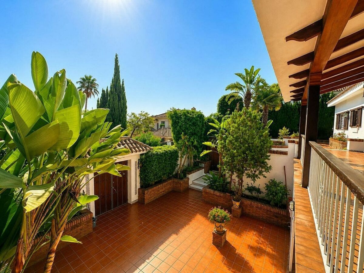 Single-level villa with pool to renovate in Rio Real, Marbella East