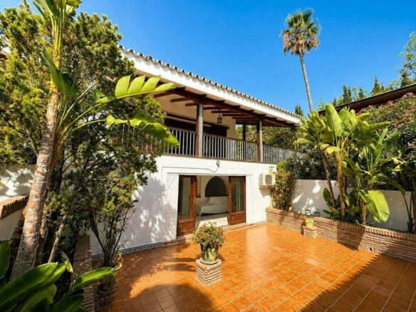 Single-level villa with pool to renovate in Rio Real, Marbella East