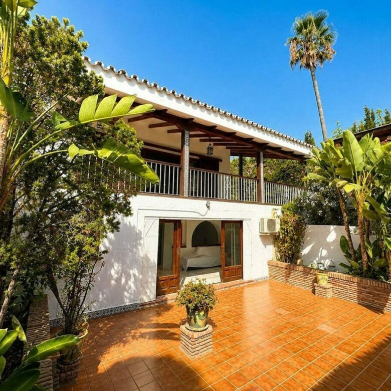 Single-level villa with pool to renovate in Rio Real, Marbella East