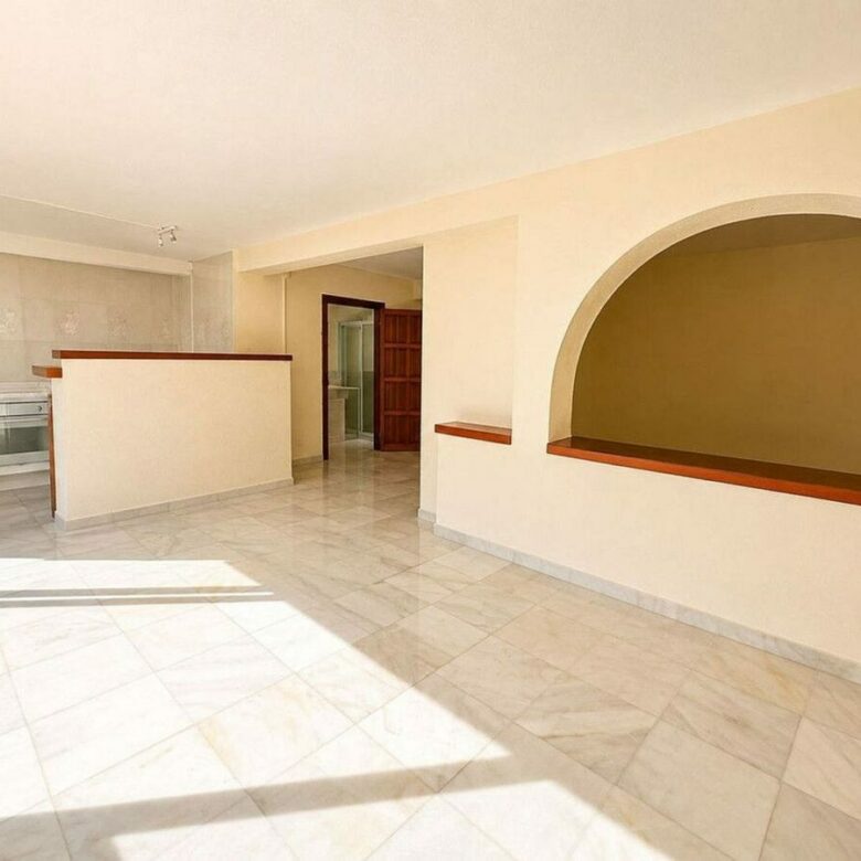 Single-level villa with pool to renovate in Rio Real, Marbella East