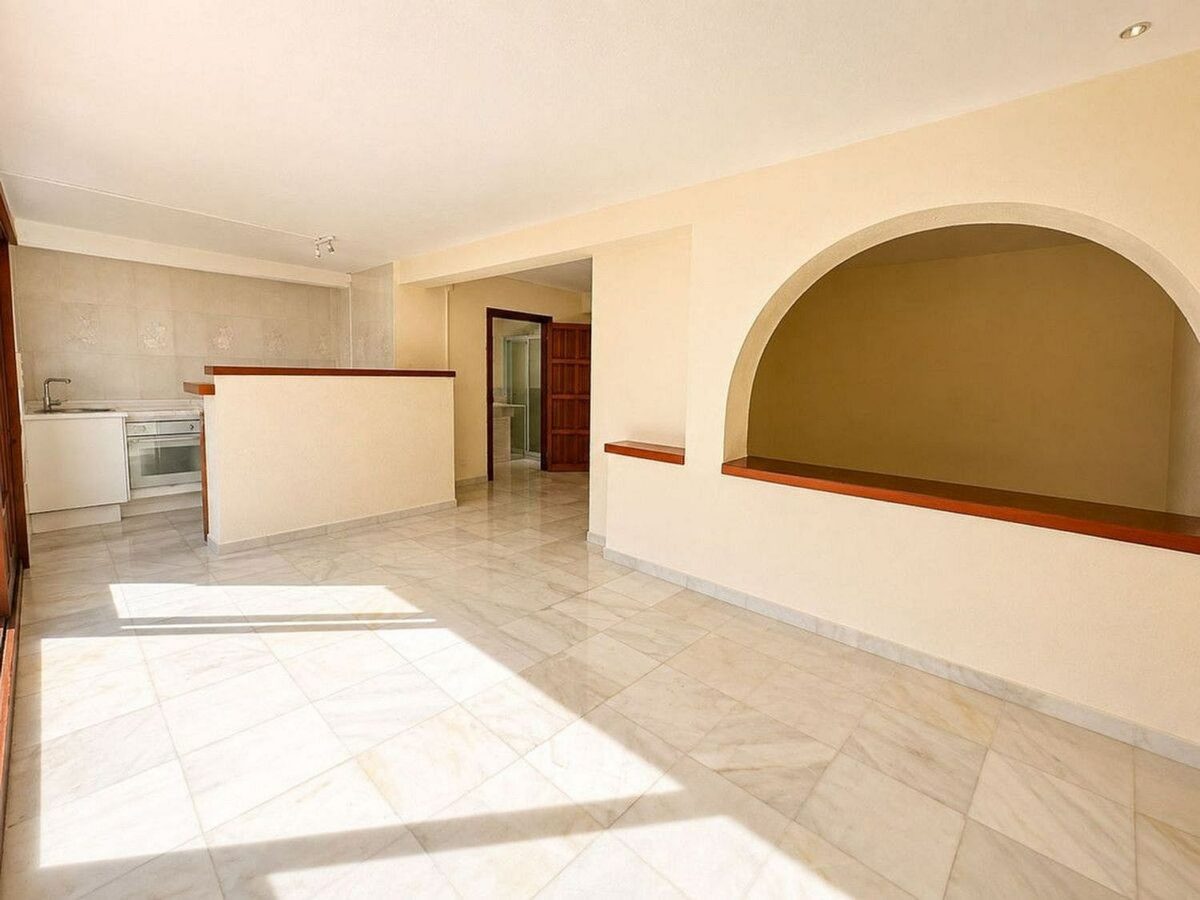 Single-level villa with pool to renovate in Rio Real, Marbella East
