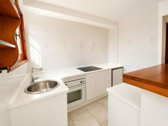 Single-level villa with pool to renovate in Rio Real, Marbella East