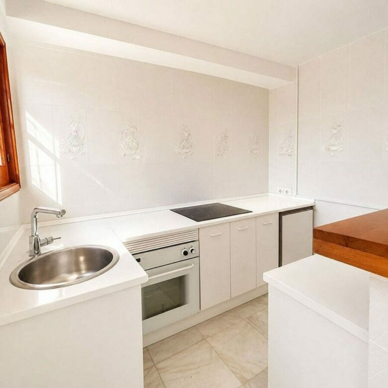 Single-level villa with pool to renovate in Rio Real, Marbella East