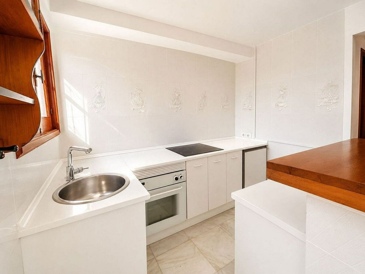 Single-level villa with pool to renovate in Rio Real, Marbella East
