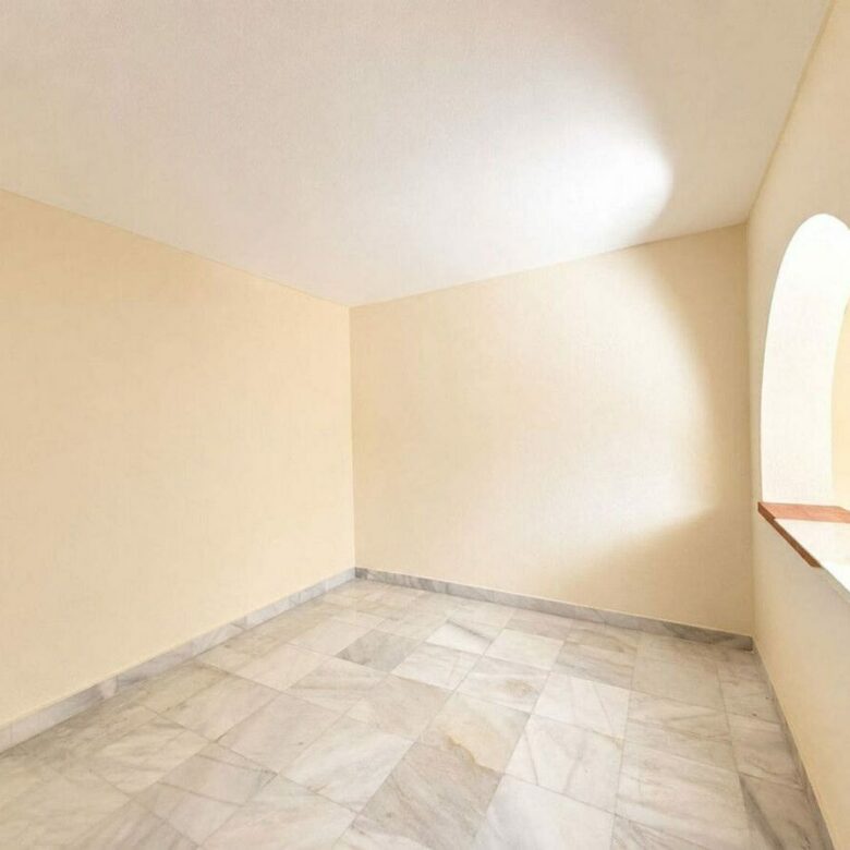 Single-level villa with pool to renovate in Rio Real, Marbella East