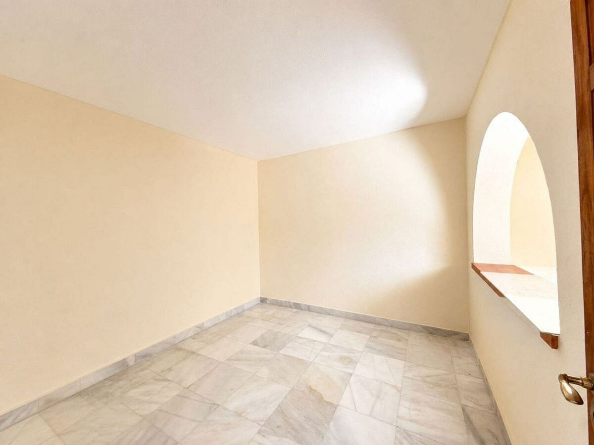 Single-level villa with pool to renovate in Rio Real, Marbella East