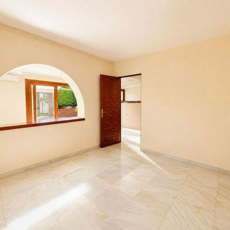 Single-level villa with pool to renovate in Rio Real, Marbella East