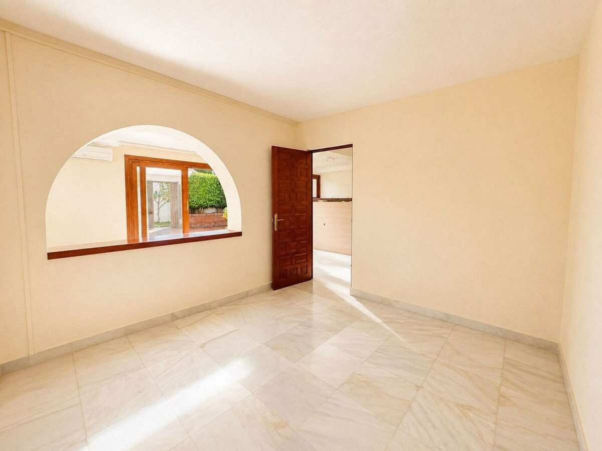 Single-level villa with pool to renovate in Rio Real, Marbella East