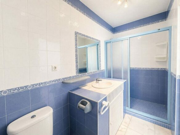 Single-level villa with pool to renovate in Rio Real, Marbella East