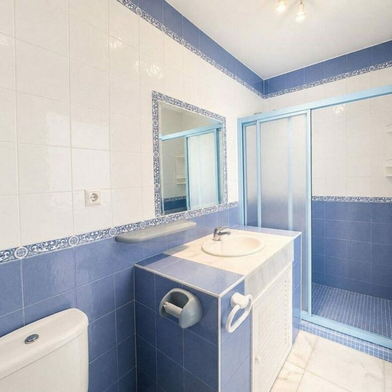 Single-level villa with pool to renovate in Rio Real, Marbella East