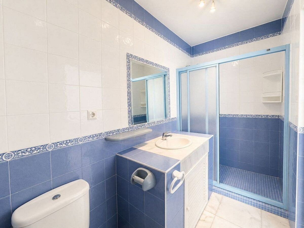 Single-level villa with pool to renovate in Rio Real, Marbella East