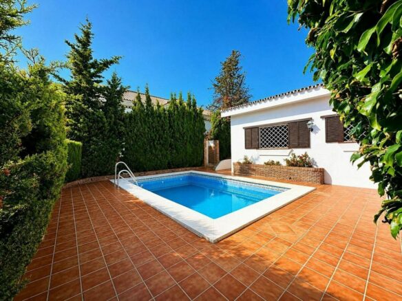 Single-level villa with pool to renovate in Rio Real, Marbella East