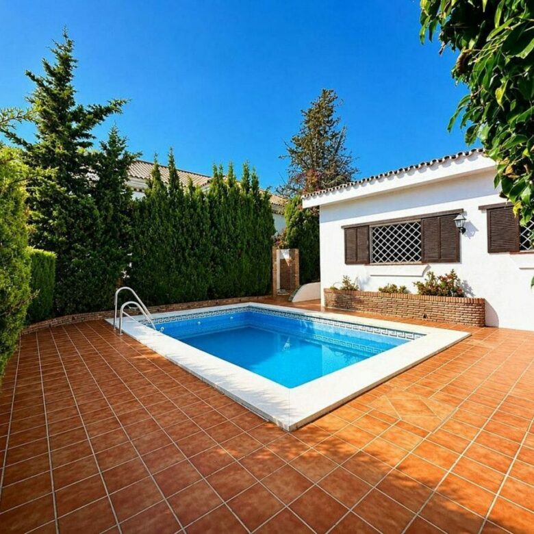 Single-level villa with pool to renovate in Rio Real, Marbella East
