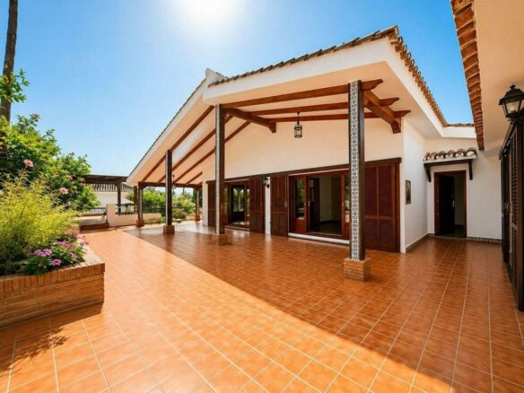 Single-level villa with pool to renovate in Rio Real, Marbella East