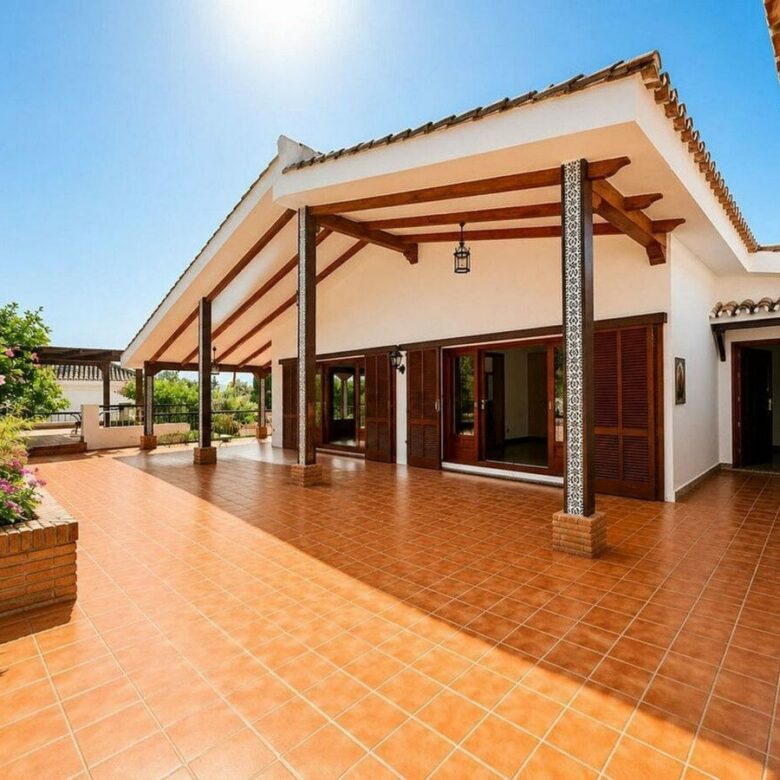 Single-level villa with pool to renovate in Rio Real, Marbella East