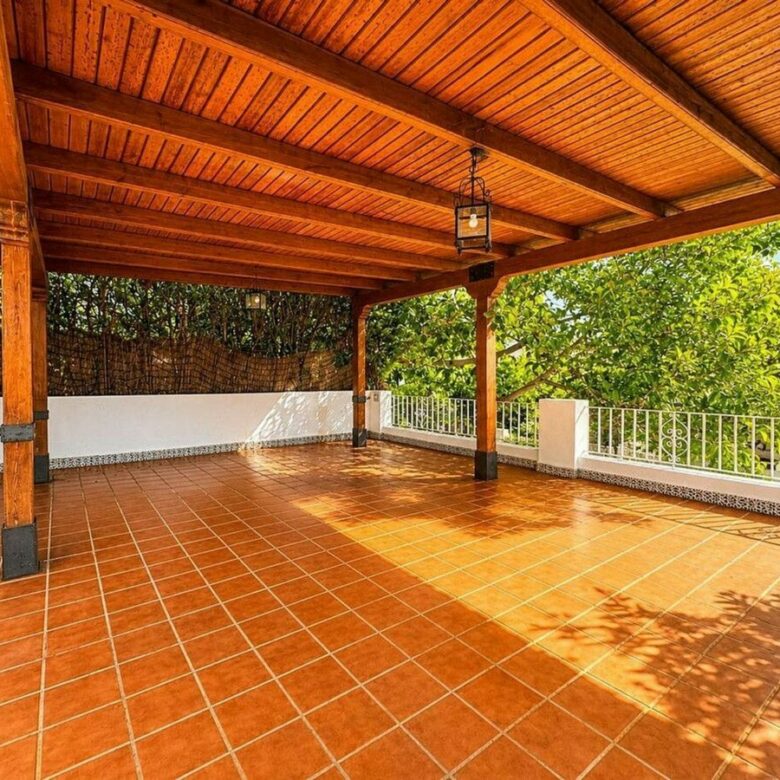 Single-level villa with pool to renovate in Rio Real, Marbella East