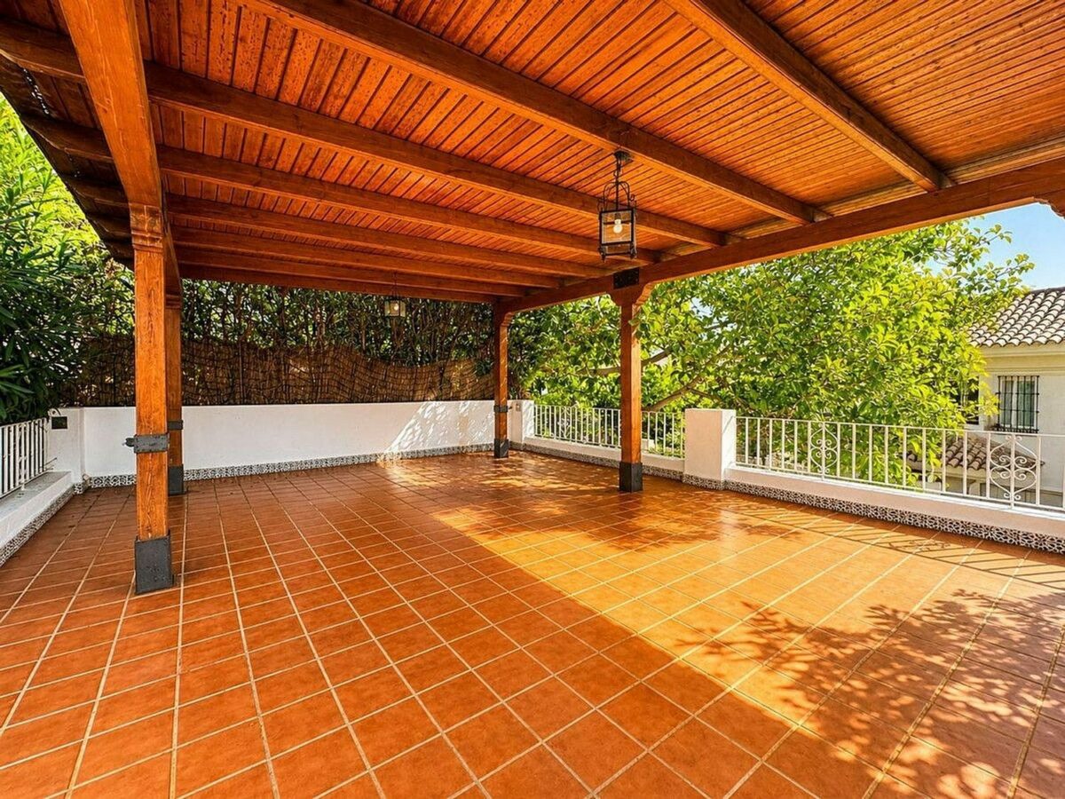 Single-level villa with pool to renovate in Rio Real, Marbella East