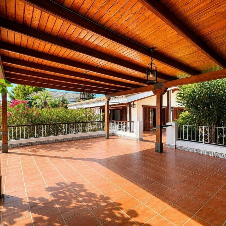Single-level villa with pool to renovate in Rio Real, Marbella East